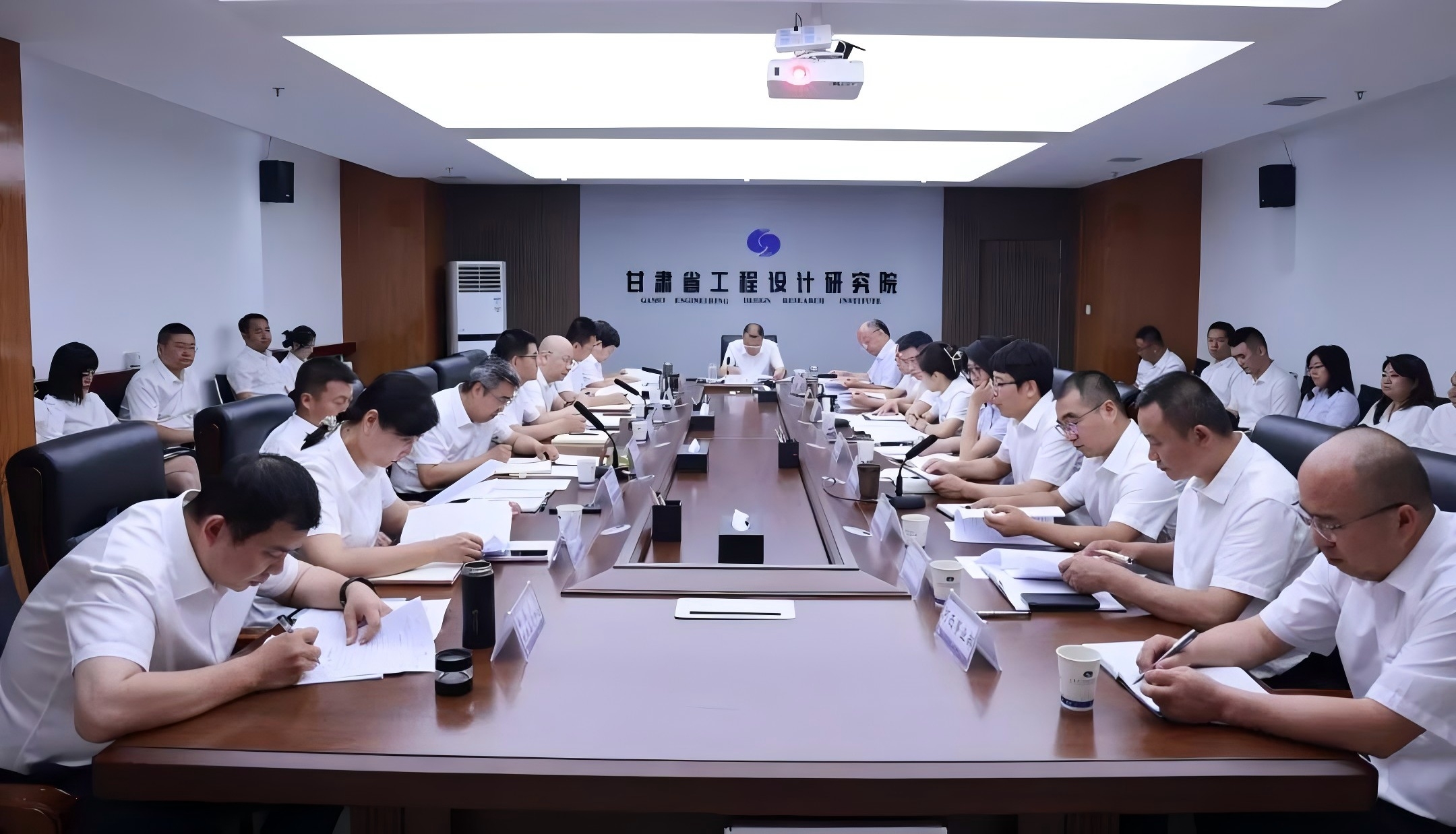 经济运行分析会.jpg