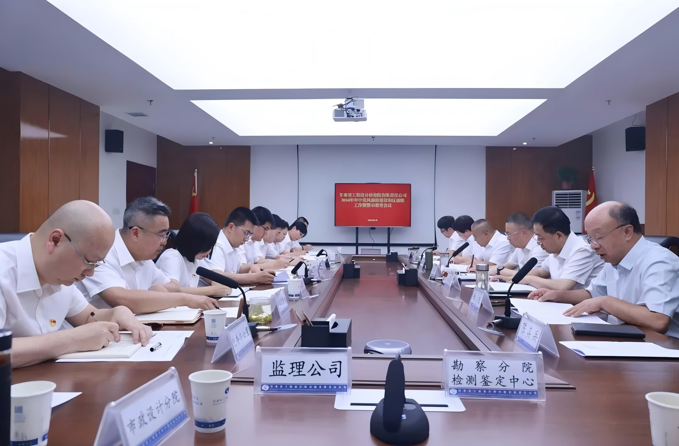 年中党风廉政建设和反腐败工作暨警示教育会议webp.jpg